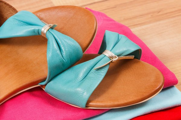 Peut-on porter des sandales à talons avec une tenue de bureau en été ?