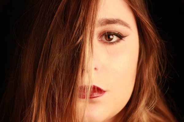 Comment utiliser l'huile d'amande douce pour atténuer les cernes sous les yeux?