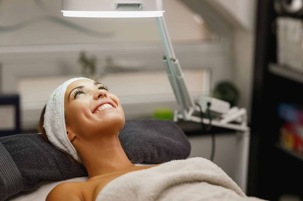 Quelles sont les astuces pour créer une routine de soin de nuit revitalisante pour la peau?