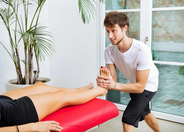 Quels styles de boucles d'oreilles sont adaptés pour un look de journée décontracté?