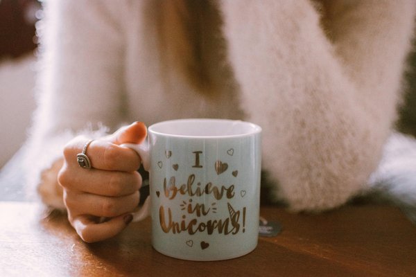 Mug anniversaire : le cadeau original et personnalisé qui marque les esprits