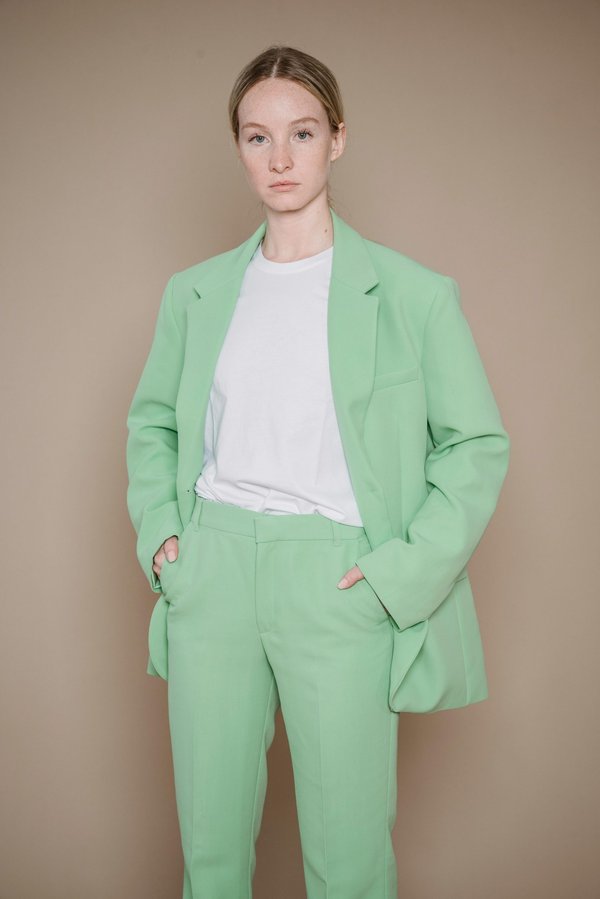 La robe blazer verte : Élégance et modernité au féminin